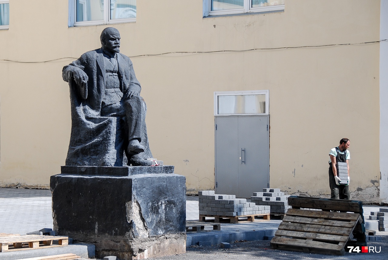 Ленин хмуро приглядывает за катав-ивановскими укладчиками плитки. И думает: при мне такого не было... Ленин хмуро приглядывает за катав-ивановскими укладчиками плитки. И думает: при мне такого не было...