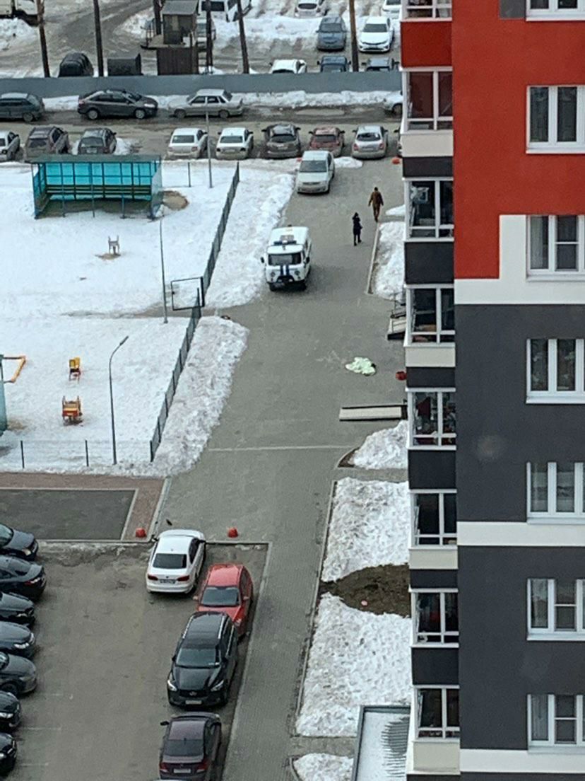 Девушка выпала из окна многоэтажки на Старой Сортировке