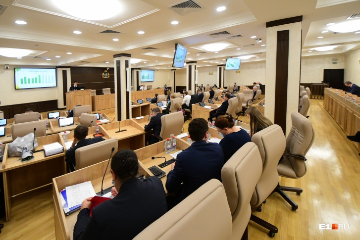 Муниципальные депутаты приняли бюджет Екатеринбурга с дефицитом в 1,64 миллиарда рублей