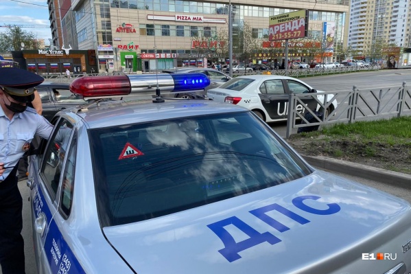 Несмотря на указ губернатора о масочном режиме, который обязывает носить маски во всех общественных местах, не все водители и пассажиры это делают Несмотря на указ губернатора о масочном режиме, который обязывает носить маски во всех общественных местах, не все водители и пассажиры это делают 