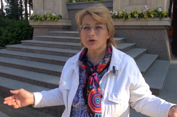 Элина Жгутова приехала в Среднеуральский монастырь, чтобы пообщаться с его послушниками Элина Жгутова приехала в Среднеуральский монастырь, чтобы пообщаться с его послушниками
