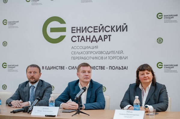У каждого жителя города появилась возможность покупать вкусные и полезные продукты возле дома. <br>На фото: генеральный директор Агрохолдинга «Дары Малиновки» Василий Герман, председатель координационного совета ассоциации «Енисейский стандарт» Игорь Домнин, генеральный директор ГК «Красный Яр» Анжела Рябова У каждого жителя города появилась возможность покупать вкусные и полезные продукты возле дома. <br>На фото: генеральный директор Агрохолдинга «Дары Малиновки» Василий Герман, председатель координационного совета ассоциации «Енисейский стандарт» Игорь Домнин, генеральный директор ГК «Красный Яр» Анжела Рябова