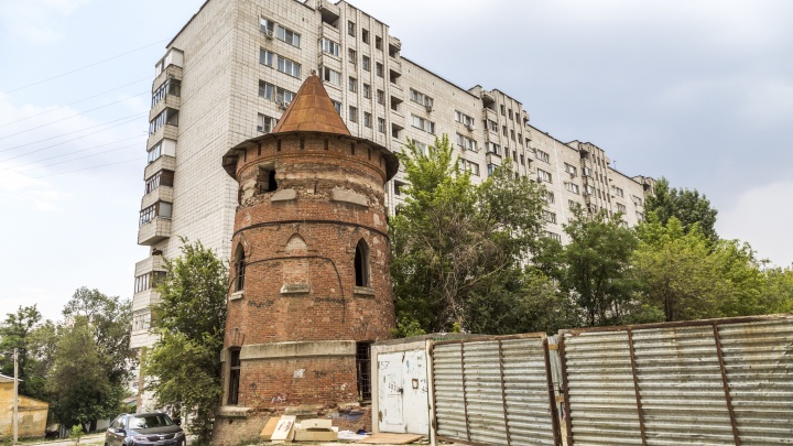 Видимо, вода в Волге закончилась: в Волгограде девятиэтажки у водонапорной башни страдают от нехватки воды