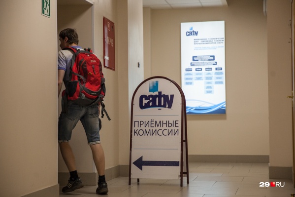 Филологам и экономистами дали по одному дополнительному месту Филологам и экономистами дали по одному дополнительному месту