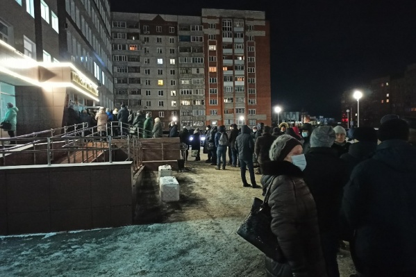 Такую картину сегодня утром можно было наблюдать у поликлиники в Заозёрном Такую картину сегодня утром можно было наблюдать у поликлиники в Заозёрном 
