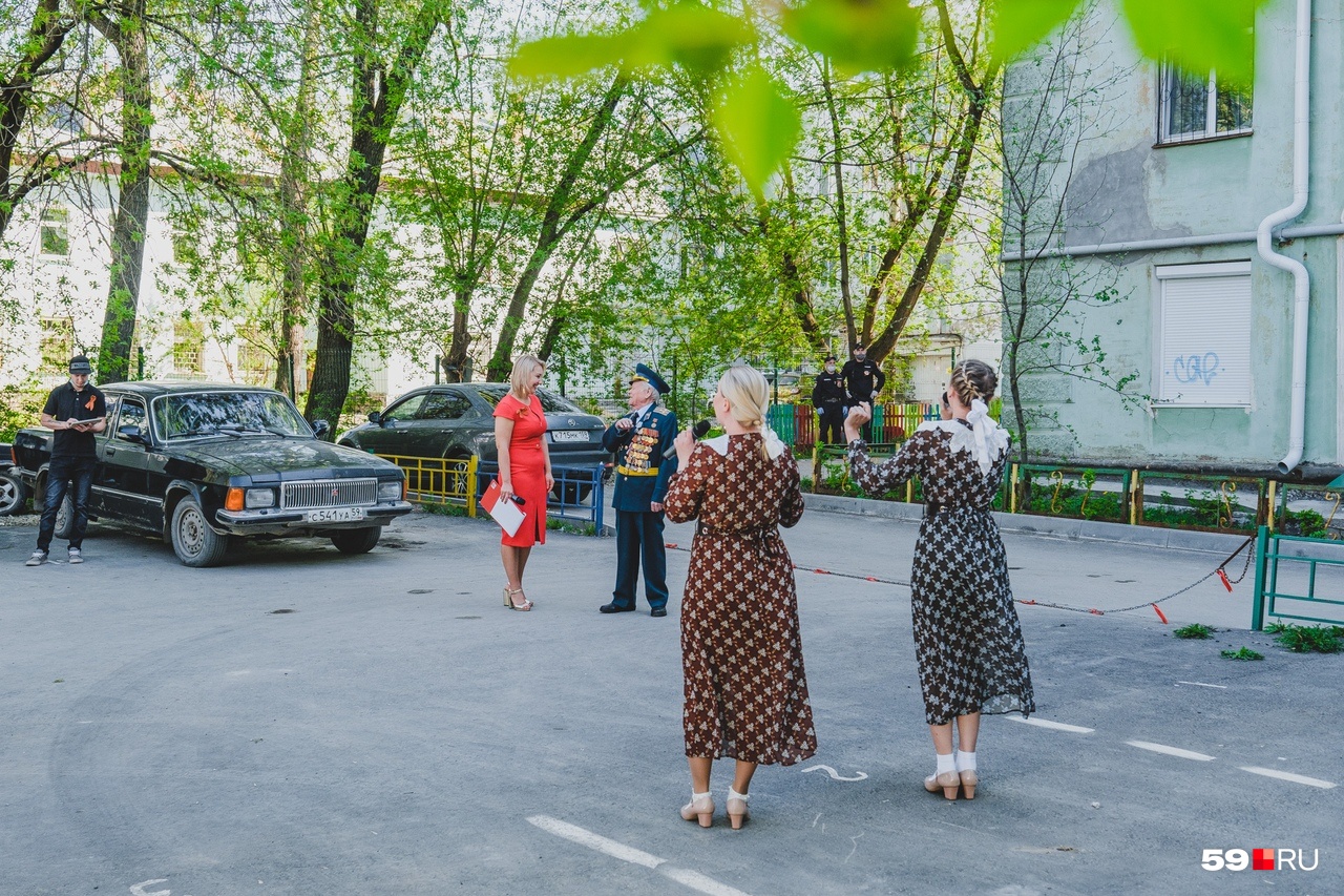 Все фронтовые бригады навещают ветеранов нарядными — кто-то как девушки, в платьях с бантиками, а кто-то в военной форме Все фронтовые бригады навещают ветеранов нарядными — кто-то как девушки, в платьях с бантиками, а кто-то в военной форме