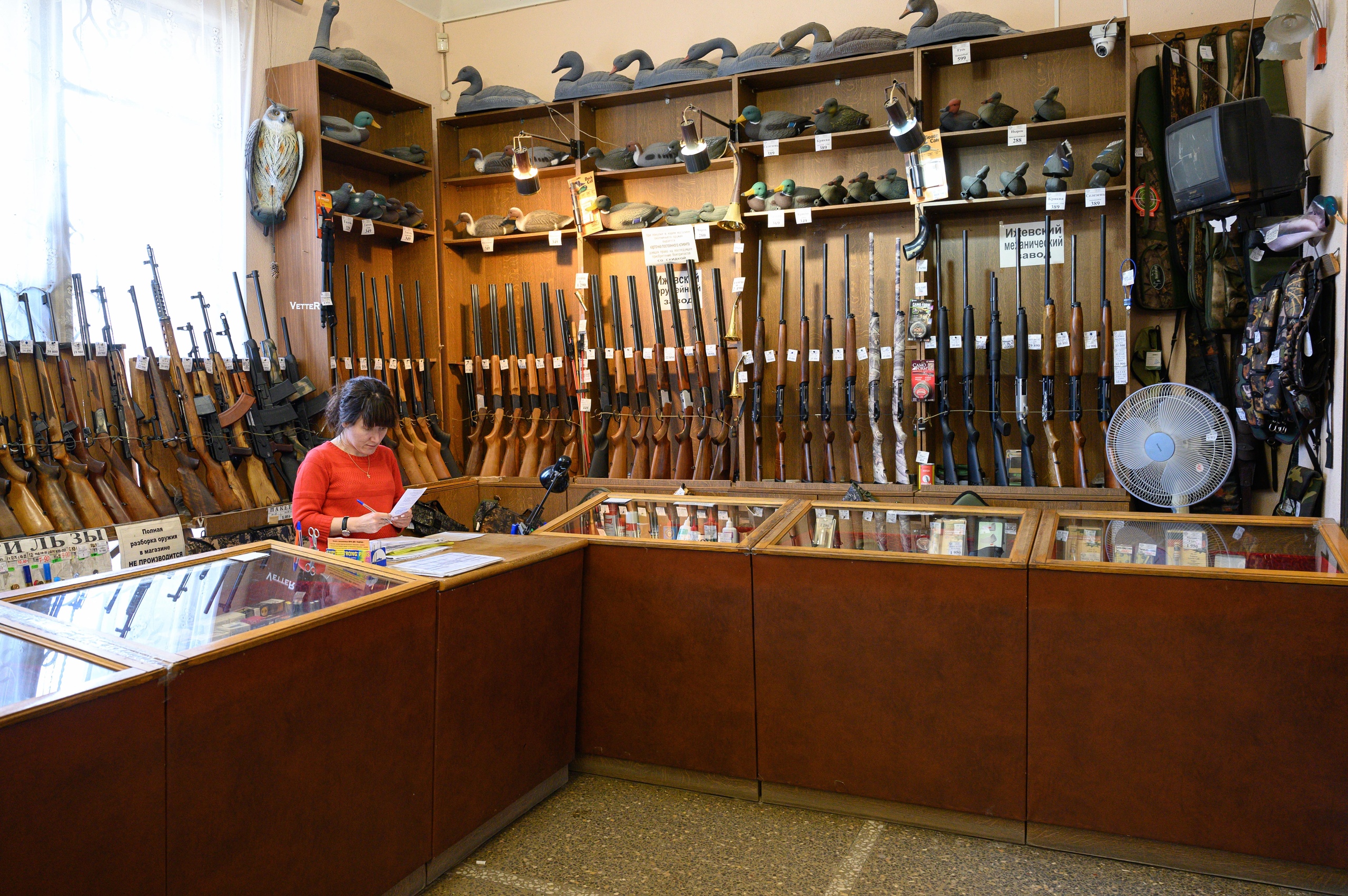 Магазин оружия в москве каталог. Магазин оружия. Оружейный магазин. Оружейный магазин в Волгограде. Оружейная Лавка.