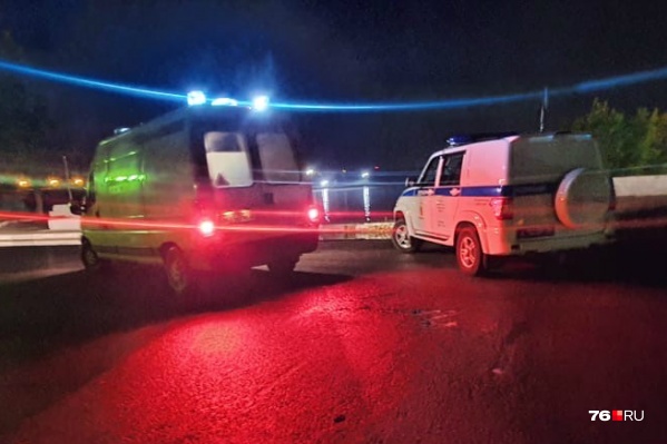 Прохожие, увидев истекающего кровью мужчину, вызвали полицию и скорую помощь Прохожие, увидев истекающего кровью мужчину, вызвали полицию и скорую помощь