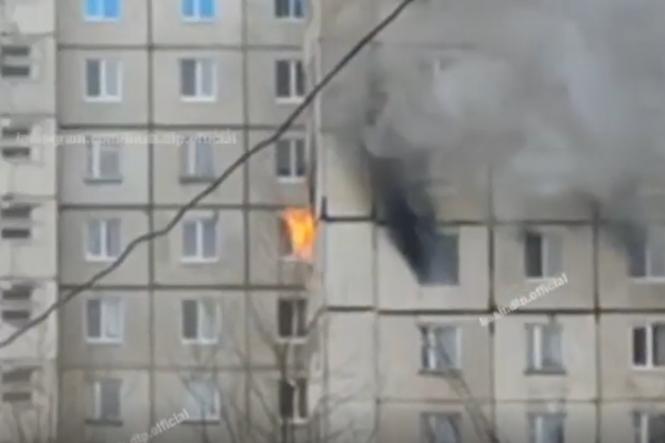 20 человек самостоятельно вышли из дома еще до приезда пожарных. Остальных 12 с верхних этажей вывели спасатели 20 человек самостоятельно вышли из дома еще до приезда пожарных. Остальных 12 с верхних этажей вывели спасатели