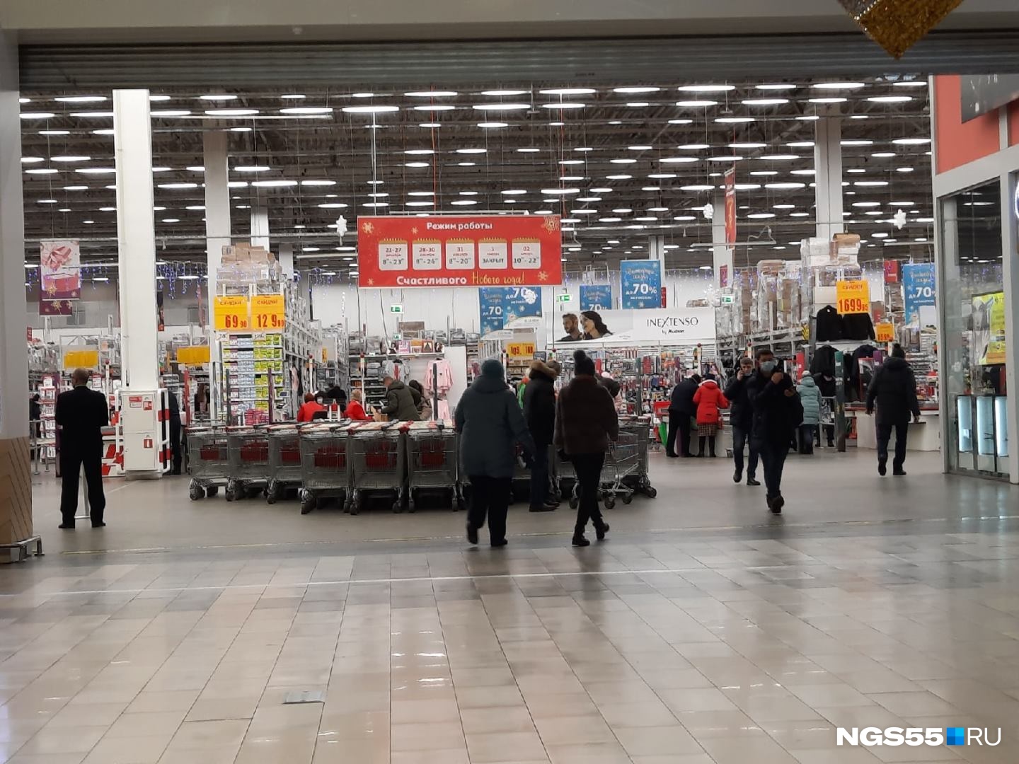 «Будем сычевать»: спрашиваем у покупателей магазинов, с чем они отмечают Новый год