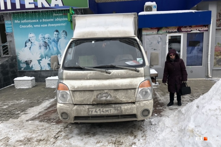Что делать пенсионерке на фото? Проползать под машиной или лезть на кучу снега? Что делать пенсионерке на фото? Проползать под машиной или лезть на кучу снега?