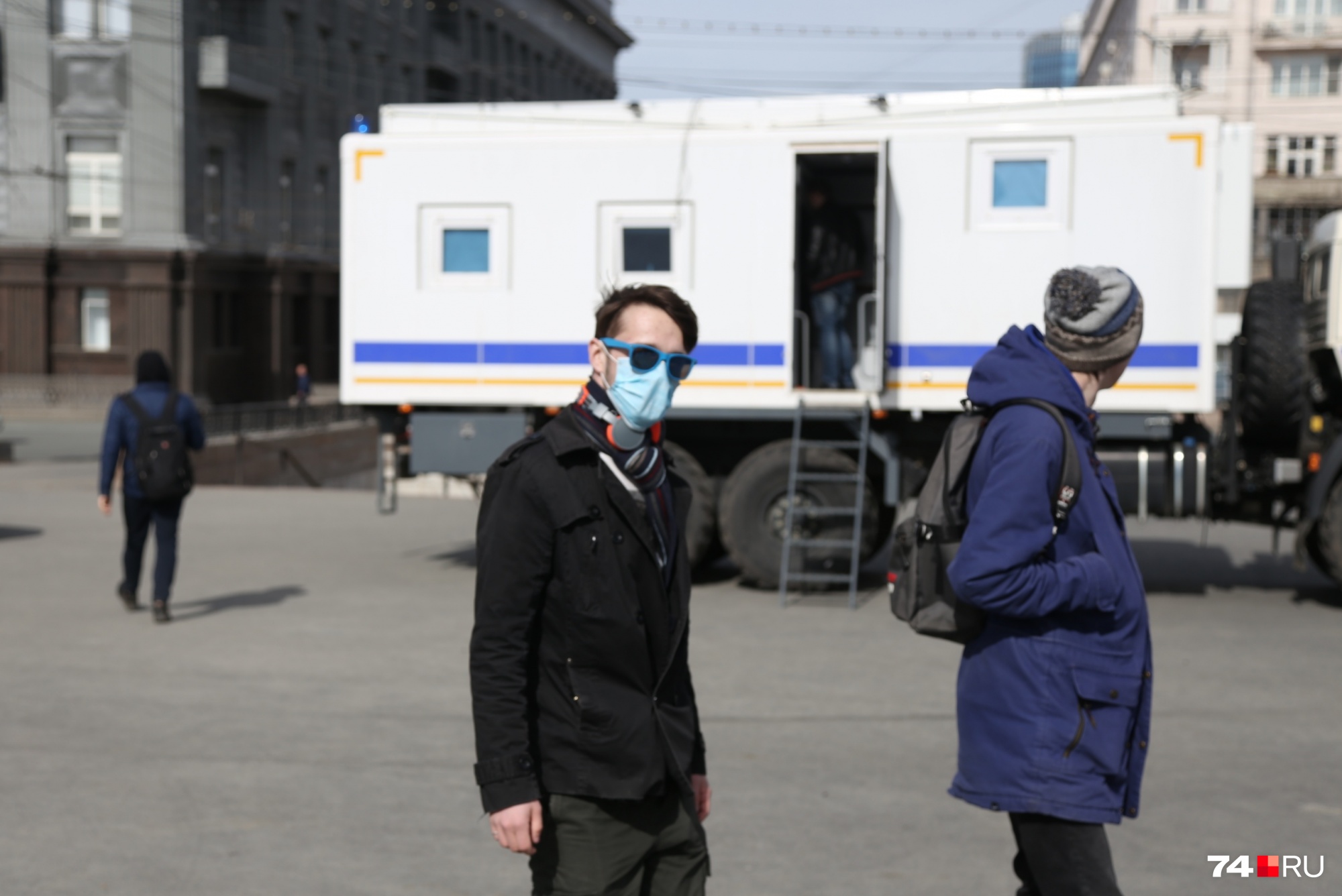 Во вторник днём на улицы Челябинска вывели машины с громкоговорителями, из которых жителей города просят оставаться дома