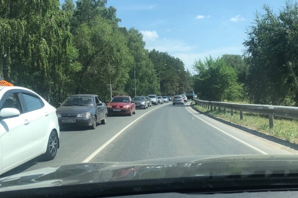 Такую вереницу из автомобилей засняли тюменцы Такую вереницу из автомобилей засняли тюменцы