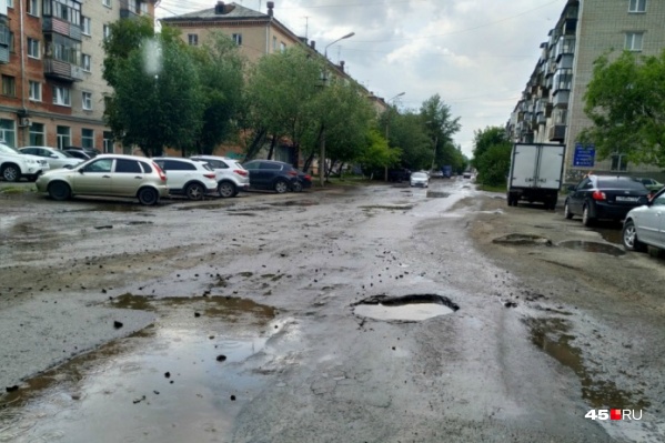 После дождей улица Кирова превращается в реку. Это планируют исправить правильным обустройством ливневки После дождей улица Кирова превращается в реку. Это планируют исправить правильным обустройством ливневки