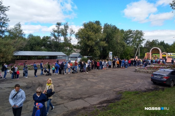 Это еще не вся очередь в зоопарк. Прилегающие улицы забиты машинами с желающими туда попасть Это еще не вся очередь в зоопарк. Прилегающие улицы забиты машинами с желающими туда попасть