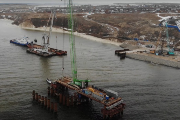 Подрядчики уже выполнили берегоукрепление и «ушли» в воду Подрядчики уже выполнили берегоукрепление и «ушли» в воду