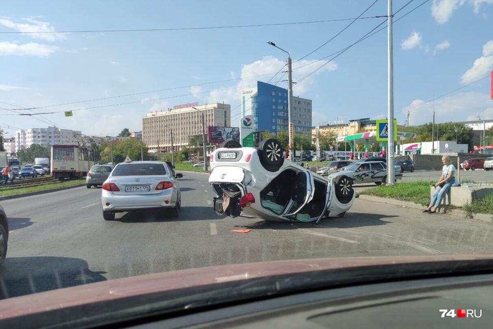 Две женщины-водителя устроили ДТП с переворотом в Челябинске. Смотрим момент столкновения