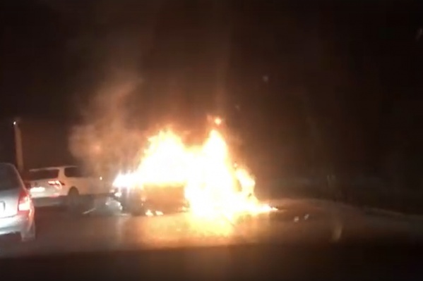 Автомобиль загорелся после столкновения с двумя машинами Автомобиль загорелся после столкновения с двумя машинами