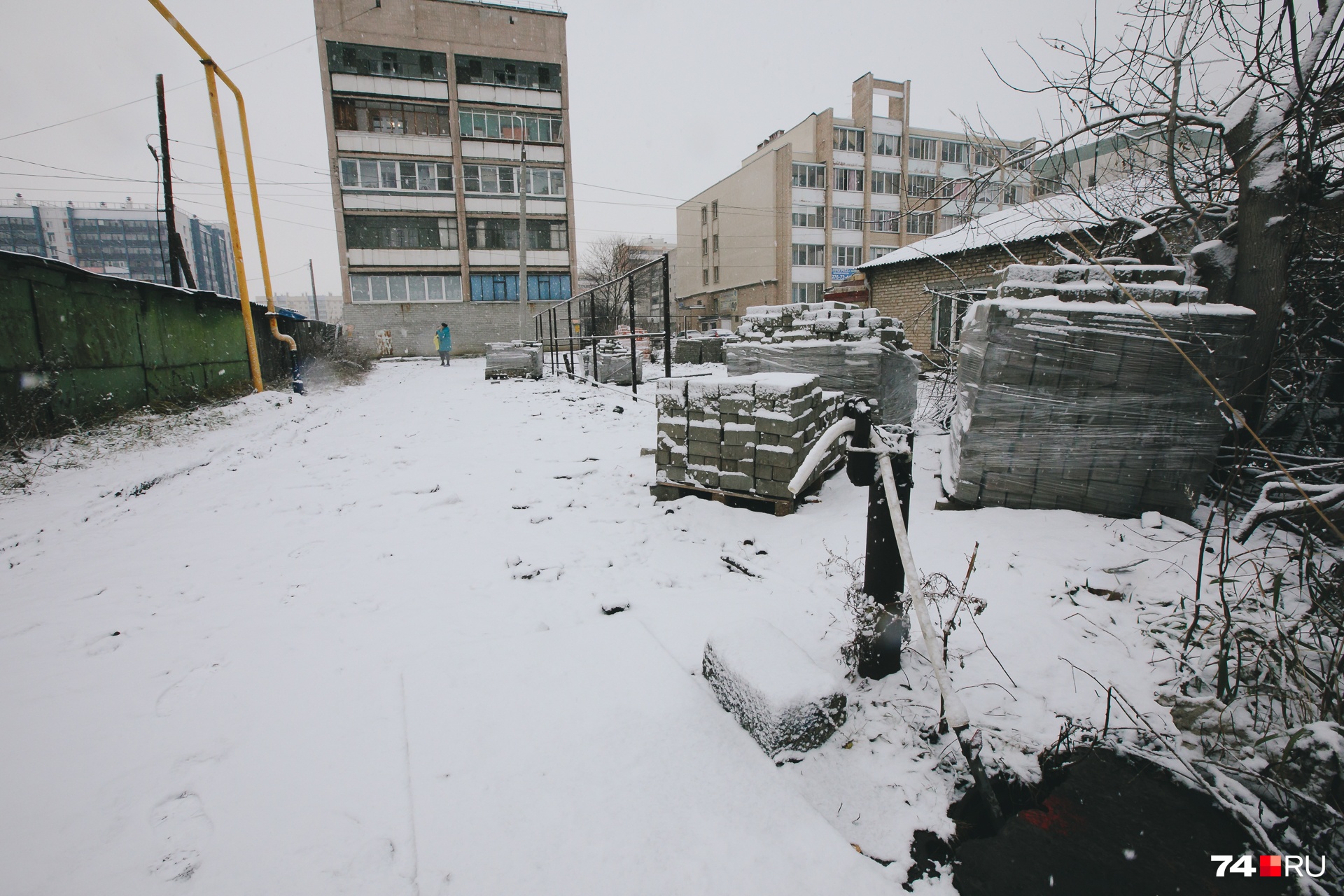 Когда женщина покупала жилье, вода была только в колонке на улице, туалет — тоже Когда женщина покупала жилье, вода была только в колонке на улице, туалет — тоже