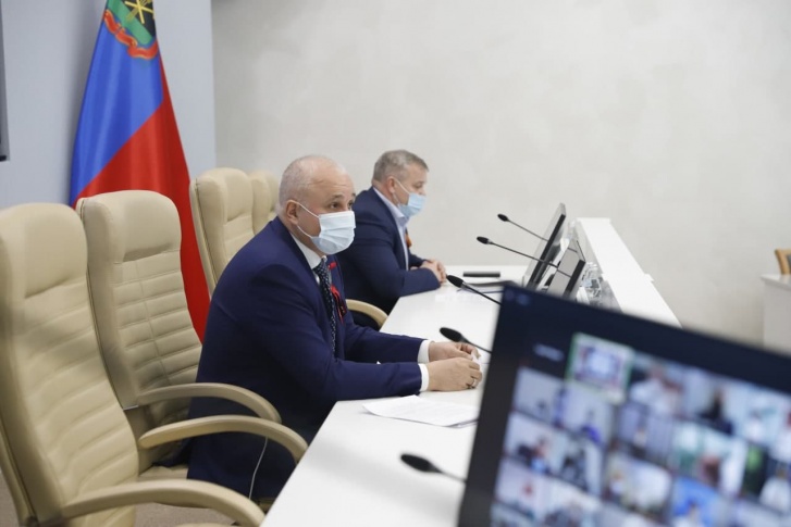 Губернатор Кузбасса провел видеоконференцию с главврачами региональных больниц