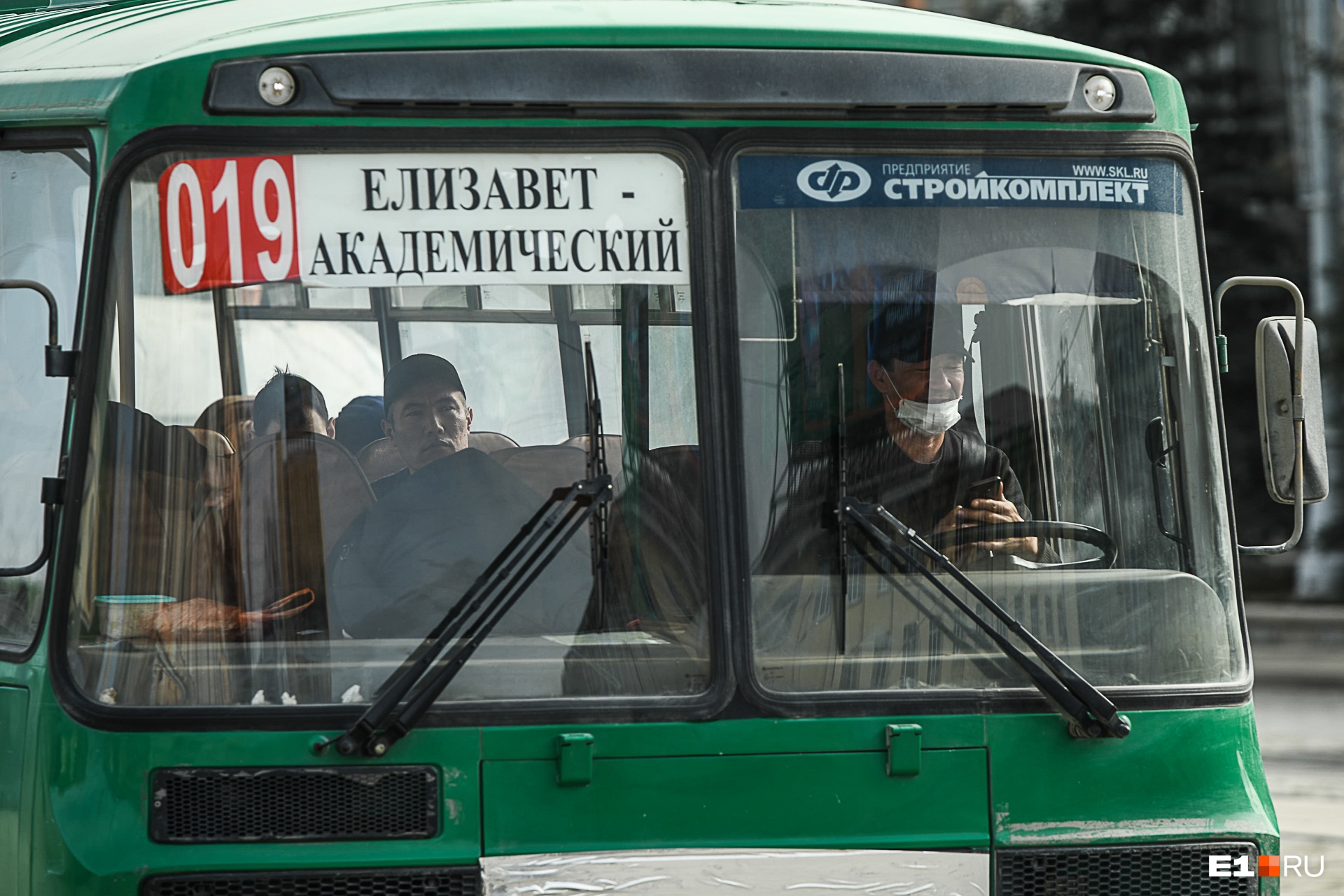 Вслед за такси антиковидными экранами оснастят автобусы Екатеринбурга