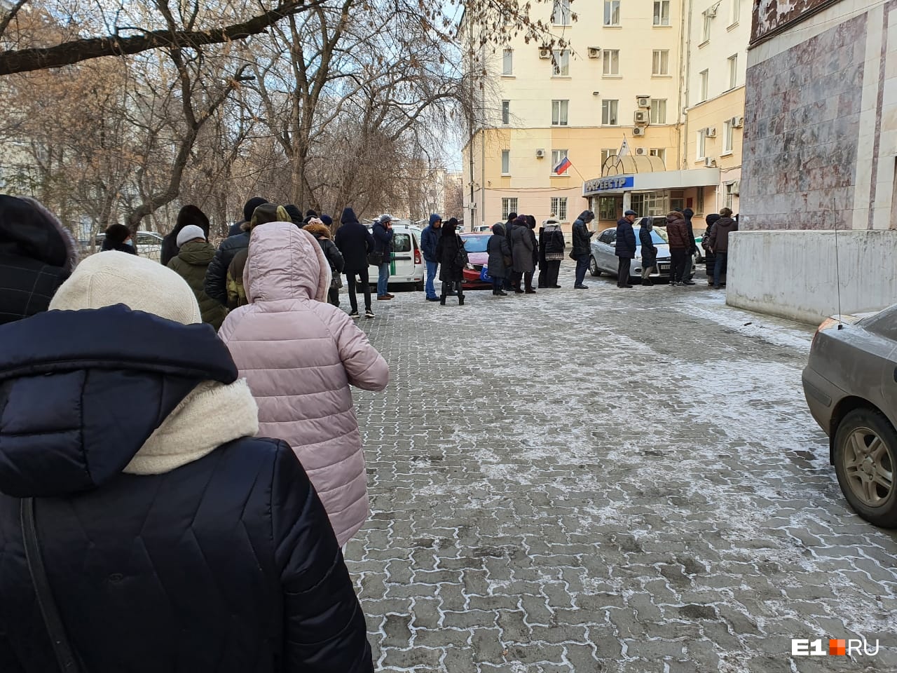 Стоят и на улице, и в здании: в Екатеринбурге выстроилась огромная очередь к приставам