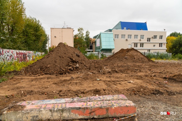 Раскопки идут на участках между гимназией № 17 и зданием, где раньше располагался ресторан «Живаго» Раскопки идут на участках между гимназией № 17 и зданием, где раньше располагался ресторан «Живаго»