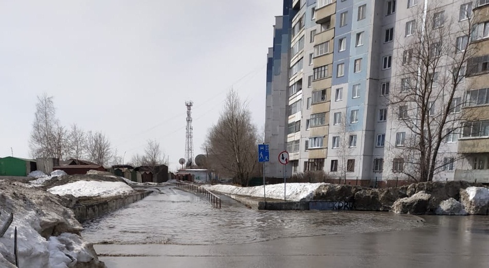 «Это бассейн»: в Октябрьском районе Новосибирска разлилась гигантская лужа