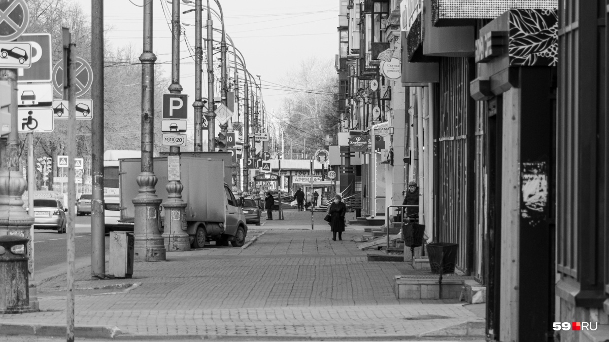 Прохожих здесь совсем мало. Но нам нужно определить улицу. Где это?