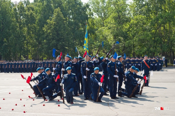 В конце мая в Центральном военном округе подтверждали 13 случаев коронавируса в ЧВВАКУШе, но теперь цифры там не называют. Почему? В конце мая в Центральном военном округе подтверждали 13 случаев коронавируса в ЧВВАКУШе, но теперь цифры там не называют. Почему?