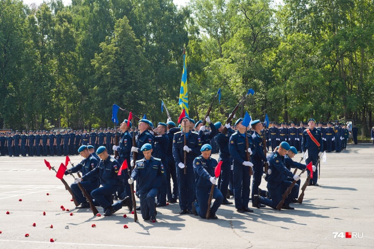 В конце мая в Центральном военном округе подтверждали 13 случаев коронавируса в ЧВВАКУШе, но теперь цифры там не называют. Почему? В конце мая в Центральном военном округе подтверждали 13 случаев коронавируса в ЧВВАКУШе, но теперь цифры там не называют. Почему?