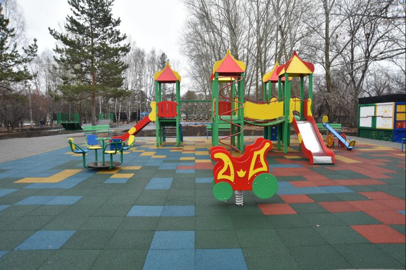 В детском городке положили резиновое покрытие В детском городке положили резиновое покрытие