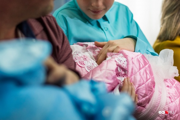 Выплаты по 5000 рублей родителям первенца <a href="https://www.e1.ru/news/spool/news_id-69067045.html" target="_blank" class="_">выплачивают по указу</a> Владимира Путина Выплаты по 5000 рублей родителям первенца <a href="https://www.e1.ru/news/spool/news_id-69067045.html" target="_blank" class="_">выплачивают по указу</a> Владимира Путина