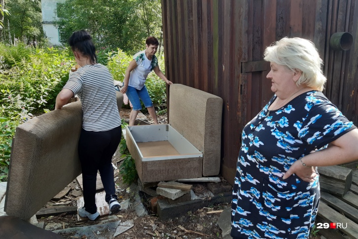 Надежда Солдатова и ее соседки решили не отходить от дома. Из квартиры они вынесли для себя небольшой диван