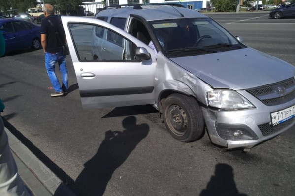 Lada Largus хотела развернуться до перехода и подбила вывернувшую справа Lada Granta Lada Largus хотела развернуться до перехода и подбила вывернувшую справа Lada Granta
