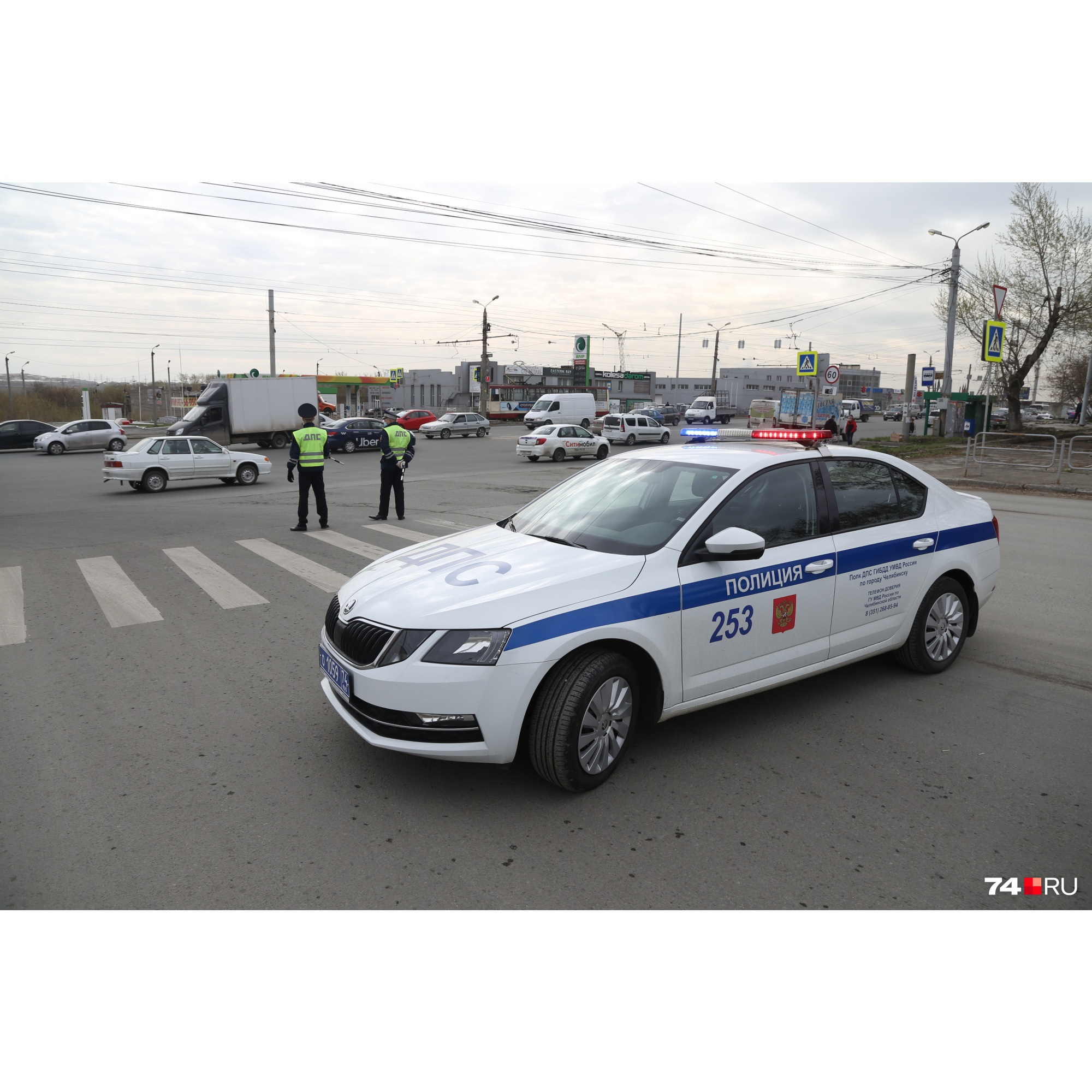 Въезд перекрыт сотрудниками ГИБДД... Въезд перекрыт сотрудниками ГИБДД...