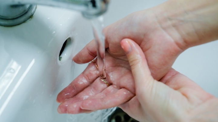 Чтобы не заразиться коронавирусом, надо мыть руки. Показываем, как это правильно делать