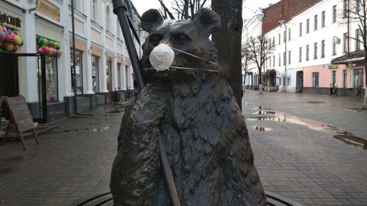 «Спасибо неравнодушным»: в Ярославле на бронзового мишку нацепили маску от коронавируса