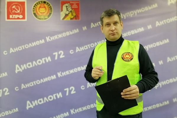 Анатолий Княжев на публике всегда появляется в брендированном зеленом жилете «Диванных войск» Анатолий Княжев на публике всегда появляется в брендированном зеленом жилете «Диванных войск»