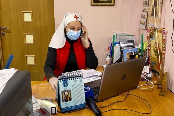 За один день в службу милосердия позвонили 800 раз. Многие просили привезти им деликатесы За один день в службу милосердия позвонили 800 раз. Многие просили привезти им деликатесы