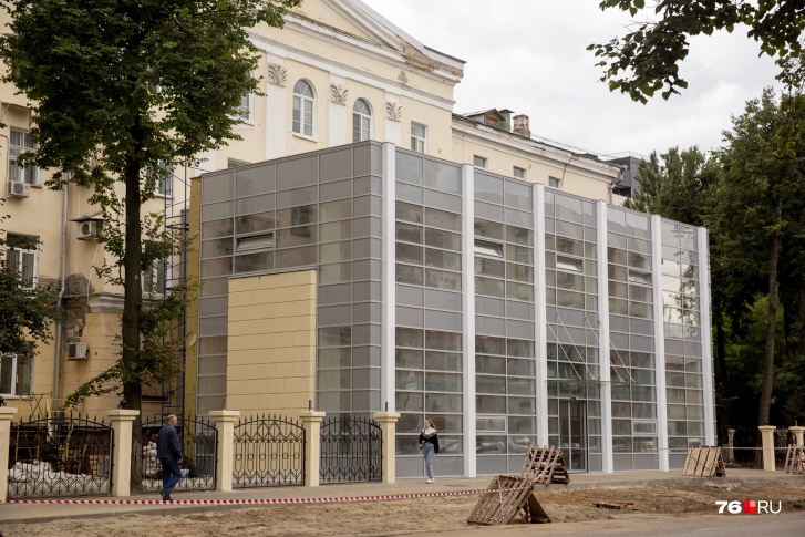 Возможно, само по себе это выглядит красиво. Но «сталинку» с нарядным фасадом всё же закрывает Возможно, само по себе это выглядит красиво. Но «сталинку» с нарядным фасадом всё же закрывает
