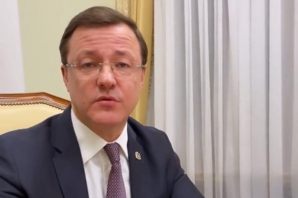 Мужчина показал, как подписывает документ, в своем инстаграме Мужчина показал, как подписывает документ, в своем инстаграме