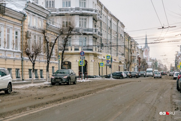 По мнению чиновников, платные стоянки помогут освободить центр города от авто По мнению чиновников, платные стоянки помогут освободить центр города от авто