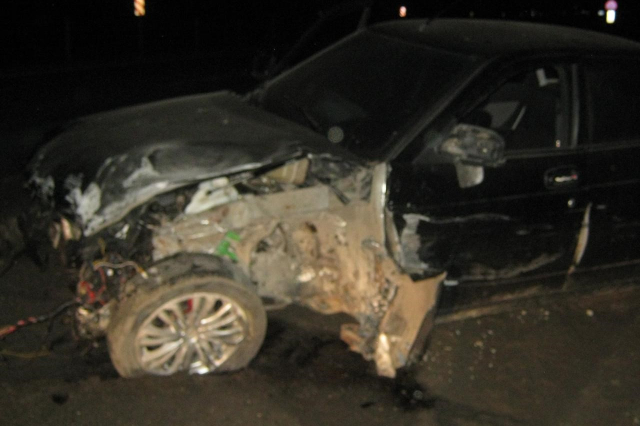 На трассе М-8 автомобиль влетел в ограждение: пострадала молодая пара
