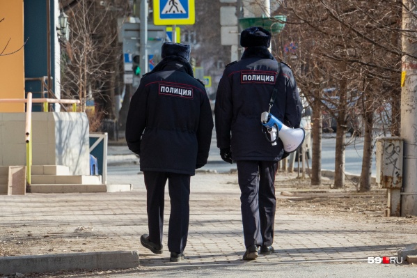 Полицейские выяснили, что эти люди живут совсем в другом месте Полицейские выяснили, что эти люди живут совсем в другом месте