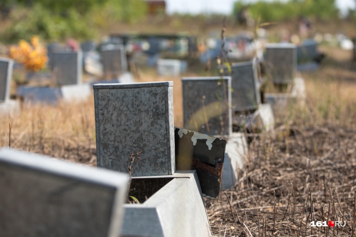 Жителям Ростовской области запретили посещать кладбища. Но есть исключения