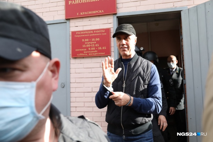 Быков выходит из здания суда после объявления о его аресте