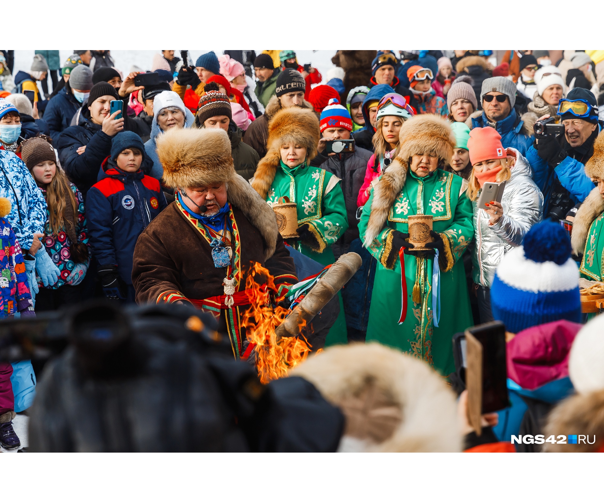 Шорский шаман Иргаш «кормит» огонь и просит у духов благополучия, достатка и здоровья Шорский шаман Иргаш «кормит» огонь и просит у духов благополучия, достатка и здоровья