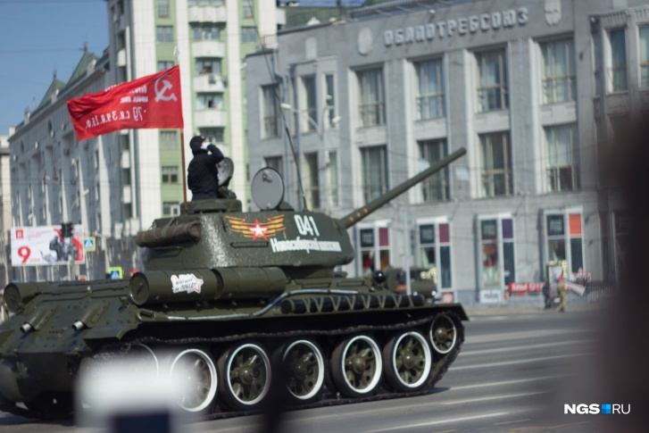 Механизированная колонна насчитывала 60 единиц вооружения и военной техники. Открывал колонну военной техники легендарный советский танк Т-34 Механизированная колонна насчитывала 60 единиц вооружения и военной техники. Открывал колонну военной техники легендарный советский танк Т-34