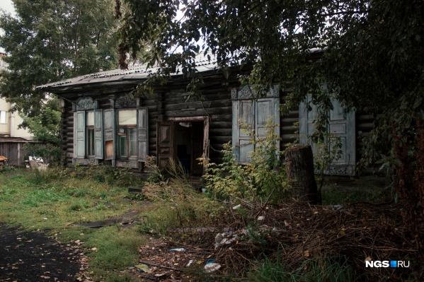 Дому в Октябрьском районе как минимум 65 лет. Вместо батарей здесь старые печки, а роль канализации выполняет выгребная яма, которую не чистили несколько лет. А ещё в доме есть десяток жильцов — все они ждут расселения Дому в Октябрьском районе как минимум 65 лет. Вместо батарей здесь старые печки, а роль канализации выполняет выгребная яма, которую не чистили несколько лет. А ещё в доме есть десяток жильцов — все они ждут расселения 